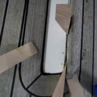 Mit Keilen wird die Seitenverblendung vom GFK gelöst
