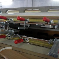 Die neue Seitenverblendung wird mit dem Aufbau verklebt