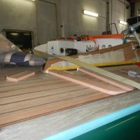 Mit Gurten, Zwingen und Stützen wird die Seitenverblendung an ihrem Platz fixiert