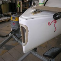 Beschädigtes Laminat entfernt und zu den Seiten hin geschäftet